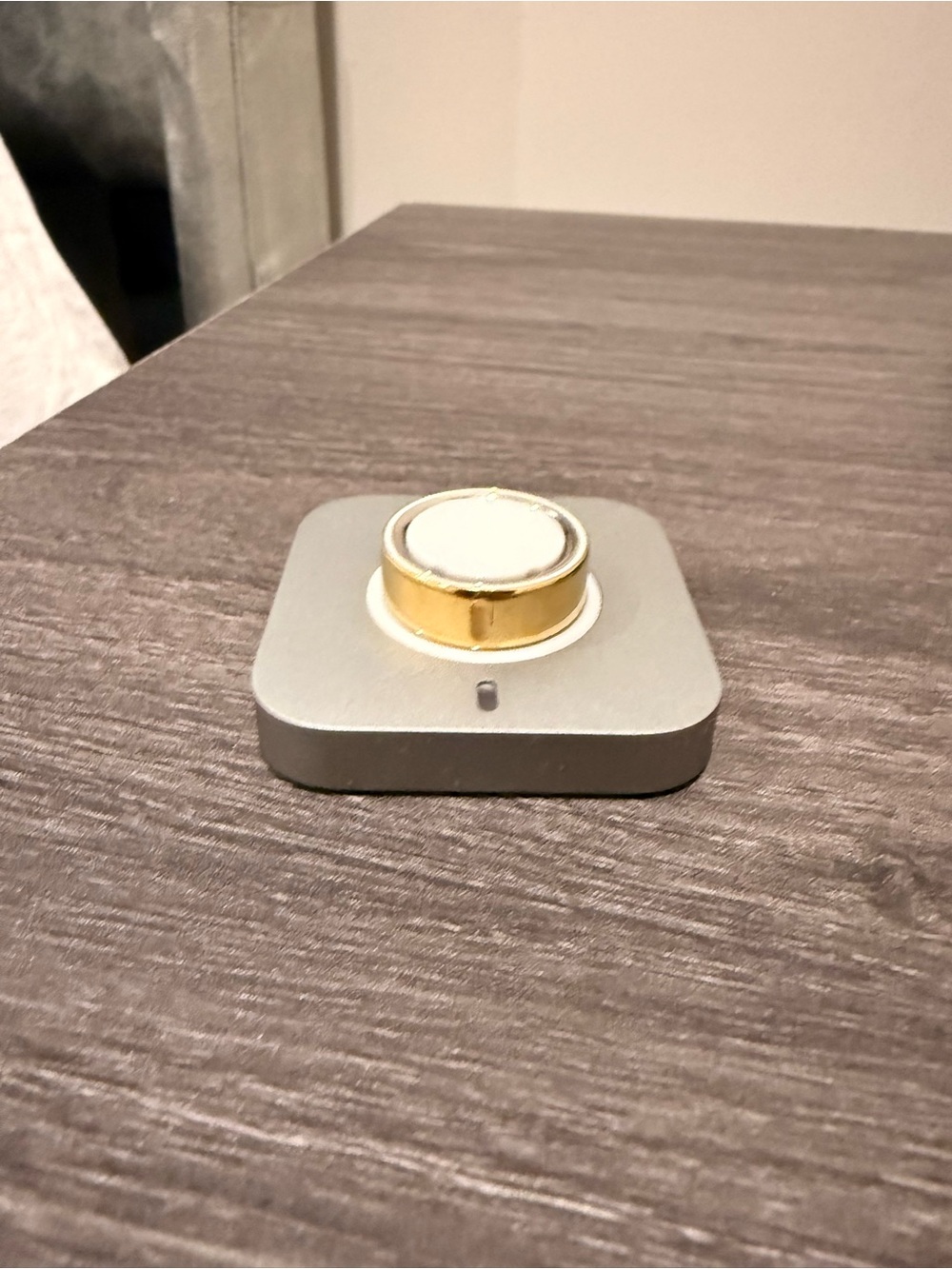 Gold Oura Ring 4 with Charger Dock (size 9)